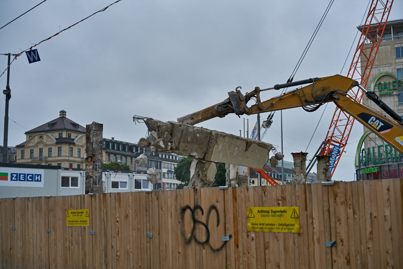 29.07.2019 - Die letzten Mauerreste werden eingerissen. Der Königshof ist platt