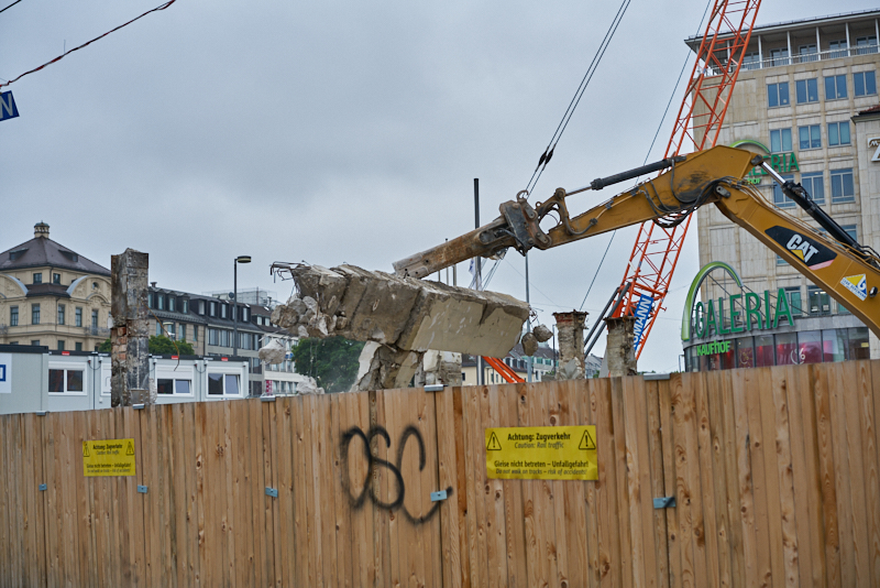 29.07.2019 - Die letzten Mauerreste werden eingerissen. Der Königshof ist platt