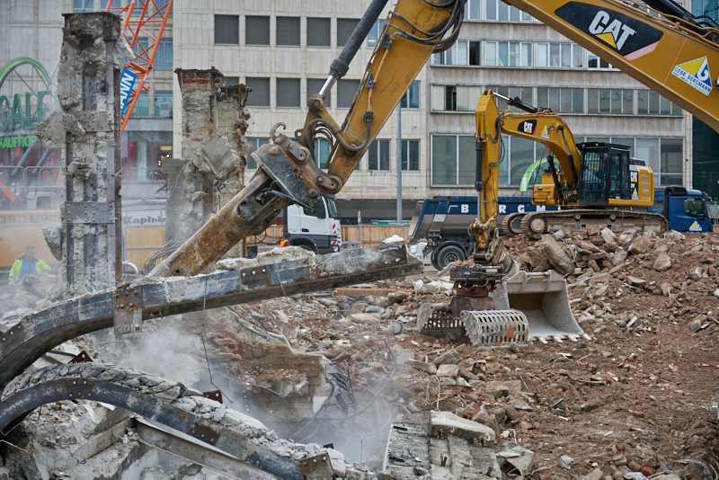 29.07.2019 - Die letzten Mauerreste werden eingerissen. Der Königshof ist platt