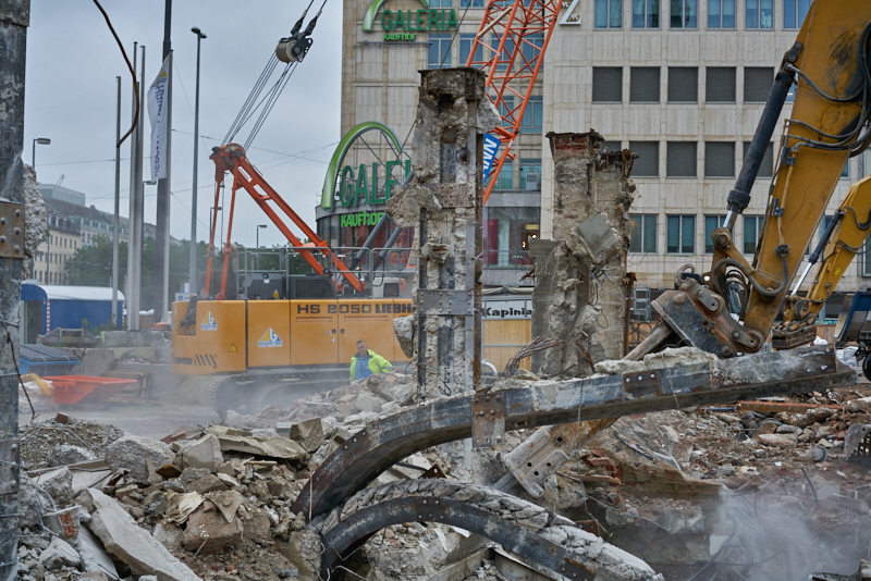 29.07.2019 - Die letzten Mauerreste werden eingerissen. Der Königshof ist platt