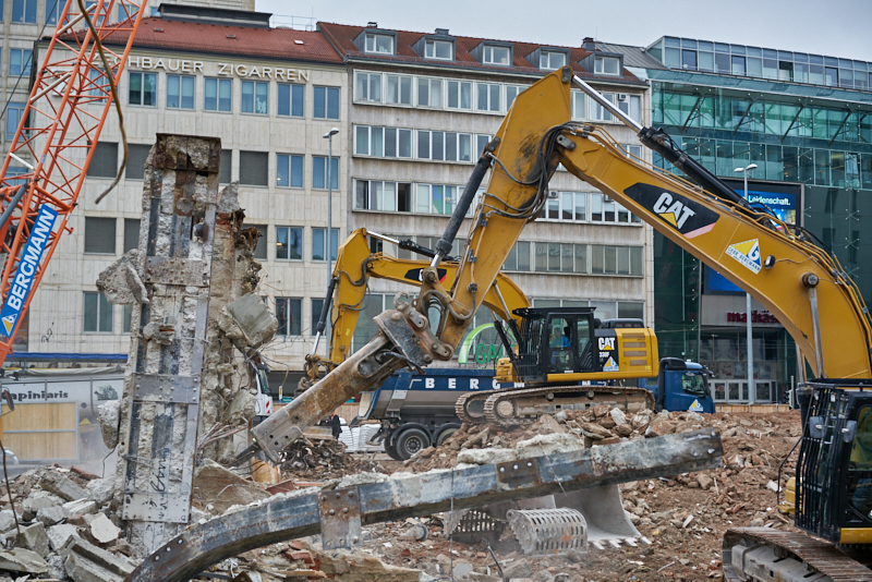 29.07.2019 - Die letzten Mauerreste werden eingerissen. Der Königshof ist platt