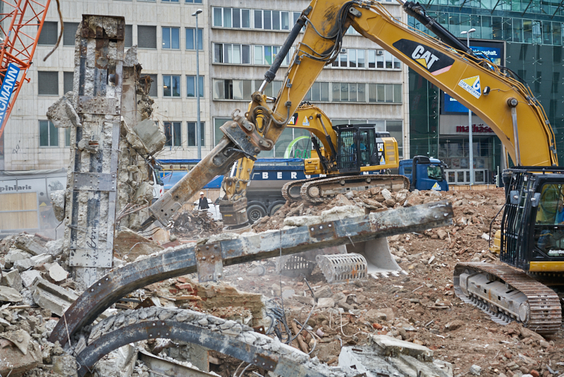 29.07.2019 - Die letzten Mauerreste werden eingerissen. Der Königshof ist platt