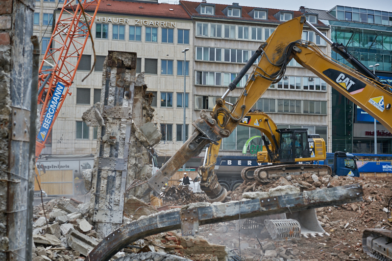 29.07.2019 - Die letzten Mauerreste werden eingerissen. Der Königshof ist platt