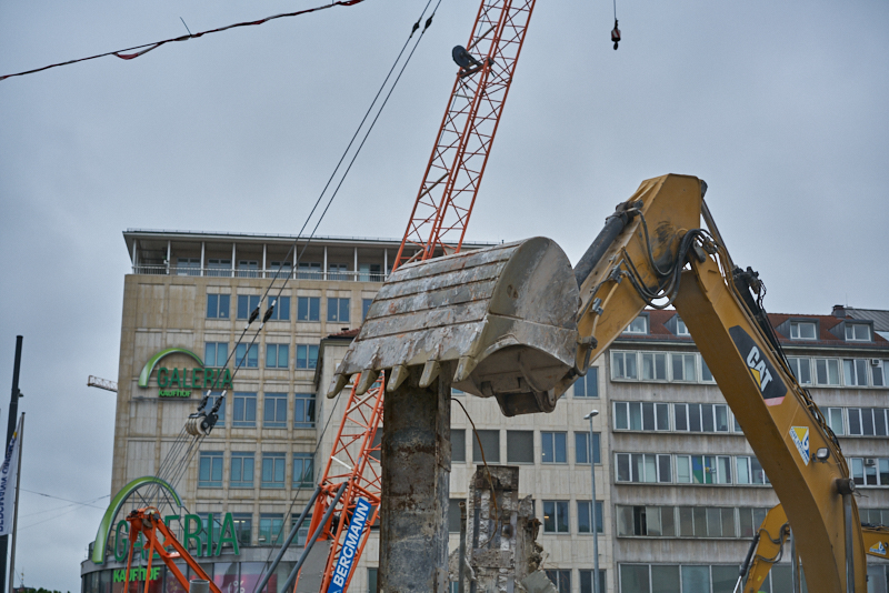 29.07.2019 - Die letzten Mauerreste werden eingerissen. Der Königshof ist platt
