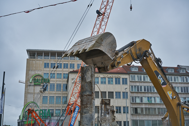 29.07.2019 - Die letzten Mauerreste werden eingerissen. Der Königshof ist platt