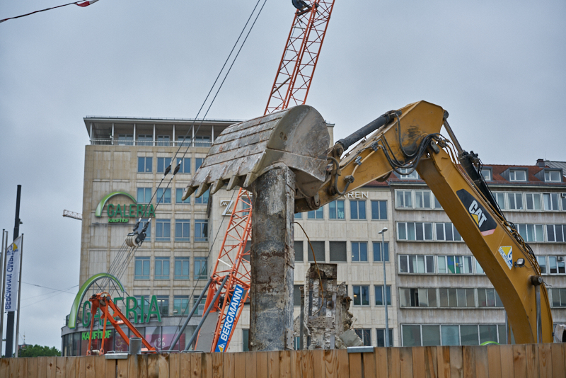 29.07.2019 - Die letzten Mauerreste werden eingerissen. Der Königshof ist platt