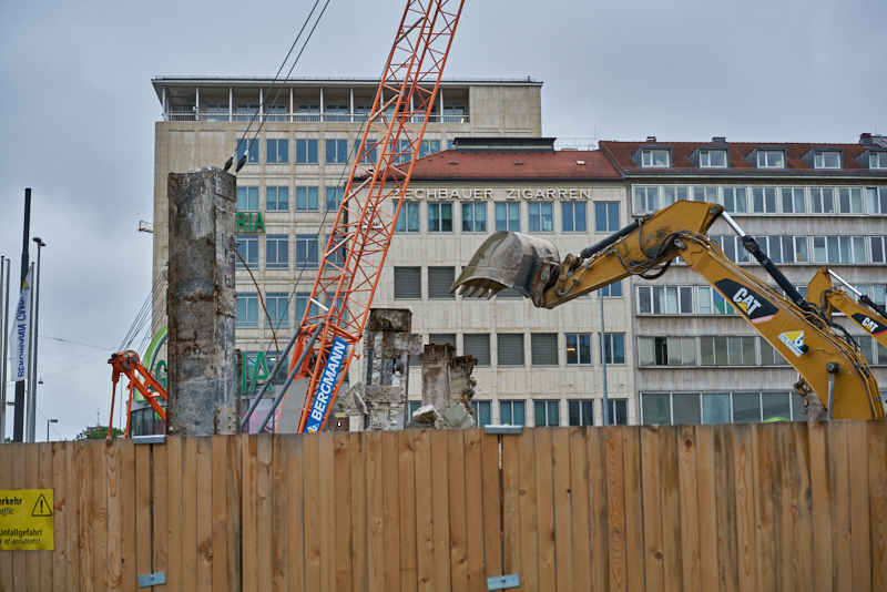 29.07.2019 - Die letzten Mauerreste werden eingerissen. Der Königshof ist platt