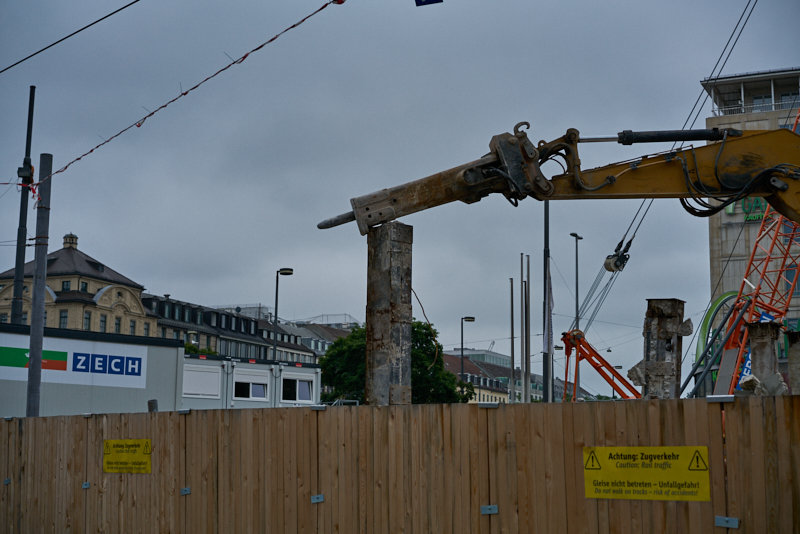 29.07.2019 - Die letzten Mauerreste werden eingerissen. Der Königshof ist platt