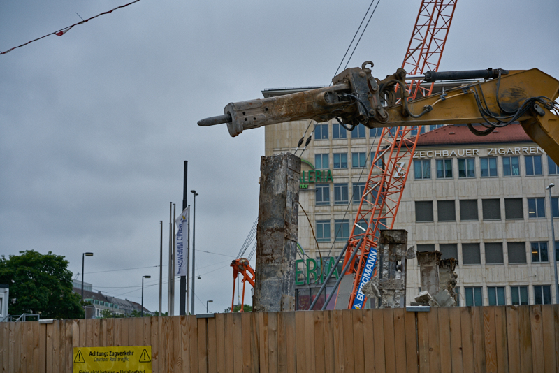 29.07.2019 - Die letzten Mauerreste werden eingerissen. Der Königshof ist platt