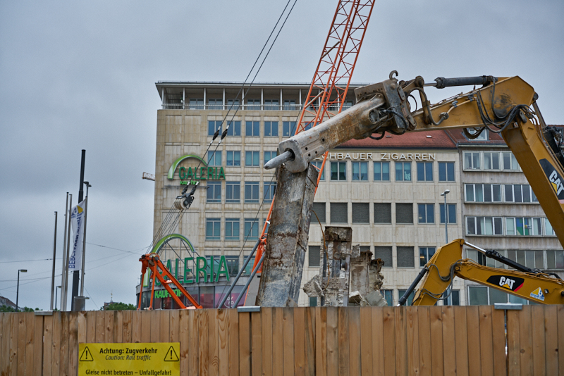 29.07.2019 - Die letzten Mauerreste werden eingerissen. Der Königshof ist platt