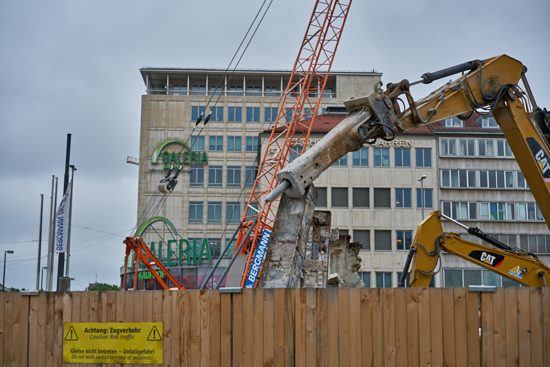 29.07.2019 - Die letzten Mauerreste werden eingerissen. Der Königshof ist platt
