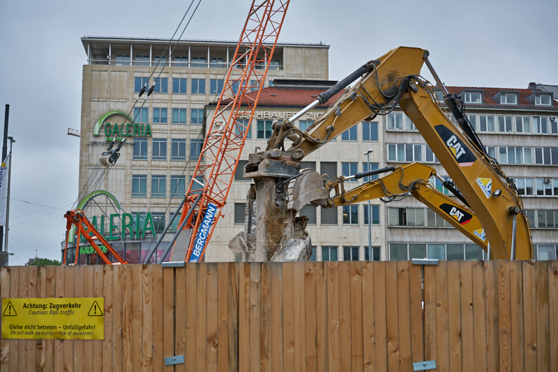 29.07.2019 - Die letzten Mauerreste werden eingerissen. Der Königshof ist platt