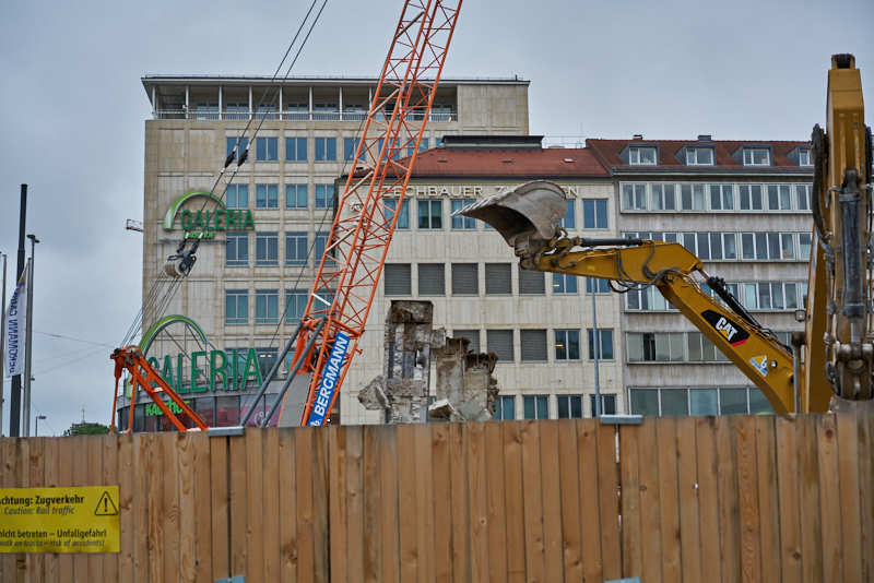 29.07.2019 - Die letzten Mauerreste werden eingerissen. Der Königshof ist platt