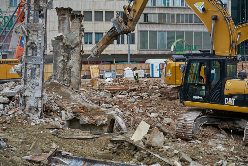 29.07.2019 - Die letzten Mauerreste werden eingerissen. Der Königshof ist platt