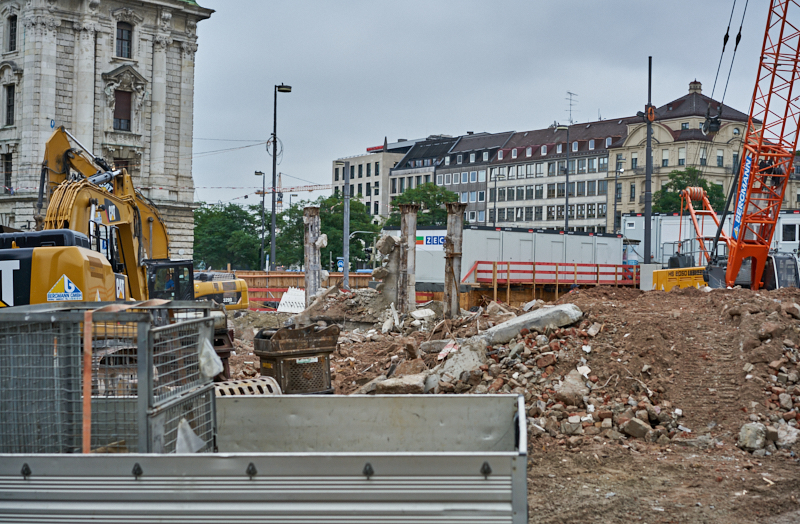 29.07.2019 - Die letzten Mauerreste werden eingerissen. Der Königshof ist platt