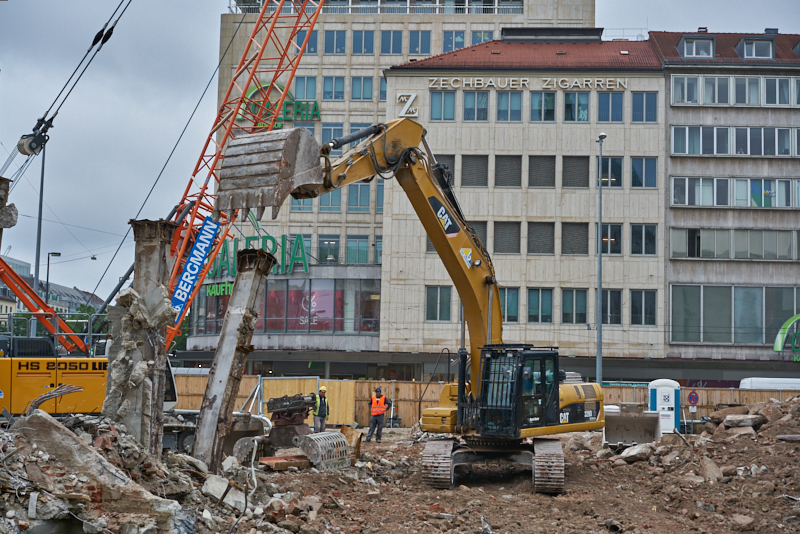 29.07.2019 - Die letzten Mauerreste werden eingerissen. Der Königshof ist platt