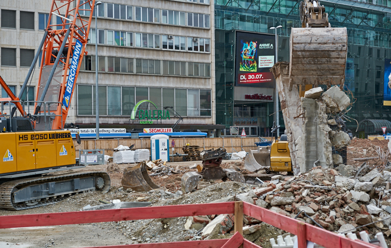 29.07.2019 - Die letzten Mauerreste werden eingerissen. Der Königshof ist platt