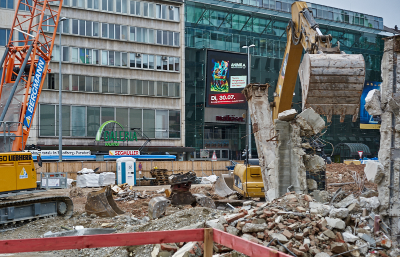 29.07.2019 - Die letzten Mauerreste werden eingerissen. Der Königshof ist platt