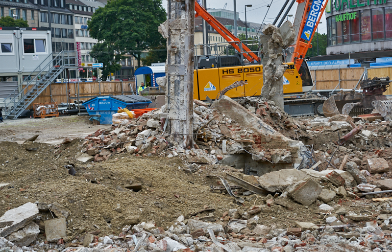 29.07.2019 - Die letzten Mauerreste werden eingerissen. Der Königshof ist platt