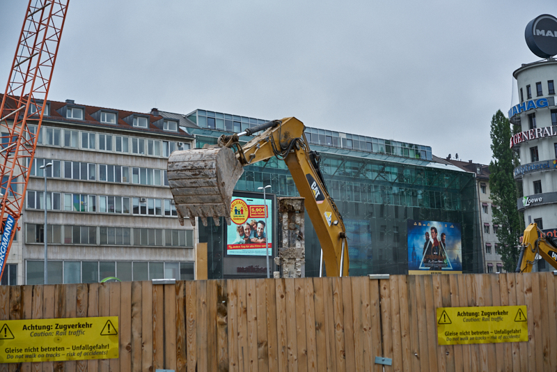 29.07.2019 - Die letzten Mauerreste werden eingerissen. Der Königshof ist platt