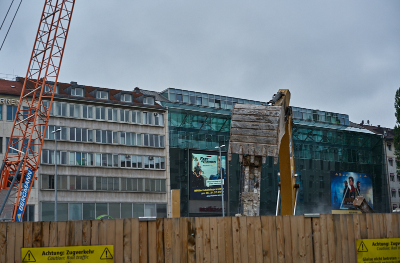 29.07.2019 - Die letzten Mauerreste werden eingerissen. Der Königshof ist platt