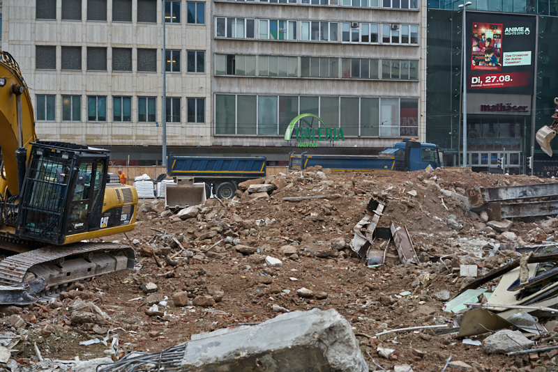 29.07.2019 - Die letzten Mauerreste werden eingerissen. Der Königshof ist platt