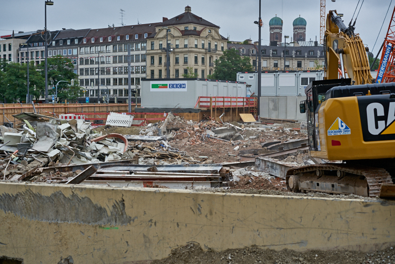 29.07.2019 - Die letzten Mauerreste werden eingerissen. Der Königshof ist platt