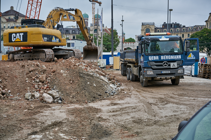 29.07.2019 - Die letzten Mauerreste werden eingerissen. Der Königshof ist platt