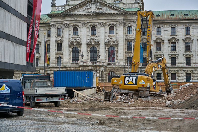 29.07.2019 - Die letzten Mauerreste werden eingerissen. Der Königshof ist platt