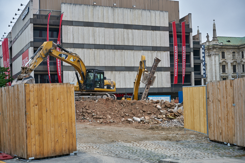 29.07.2019 - Die letzten Mauerreste werden eingerissen. Der Königshof ist platt
