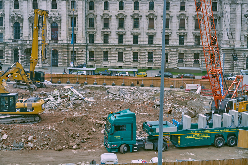 29.07.2019 - Die letzten Mauerreste werden eingerissen. Der Königshof ist platt