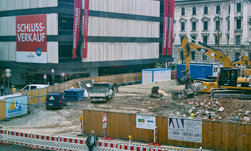 29.07.2019 - Die letzten Mauerreste werden eingerissen. Der Königshof ist platt