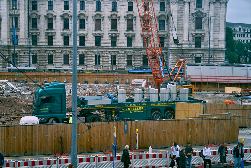 29.07.2019 - Die letzten Mauerreste werden eingerissen. Der Königshof ist platt
