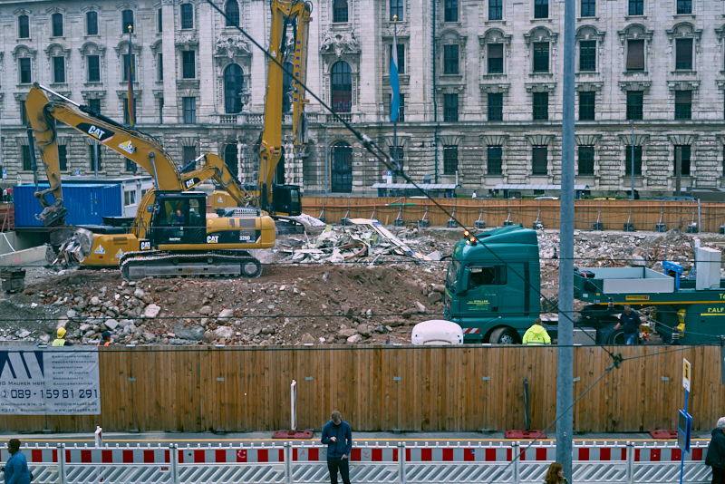 29.07.2019 - Die letzten Mauerreste werden eingerissen. Der Königshof ist platt