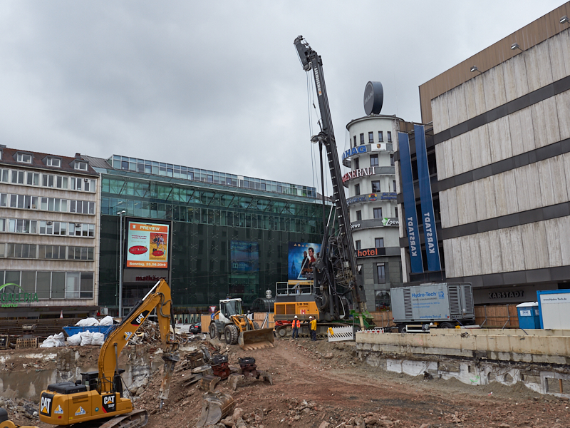 20.08.2019 - Die Baustelle Hotel Königshof. Die Bagger sind im Keller