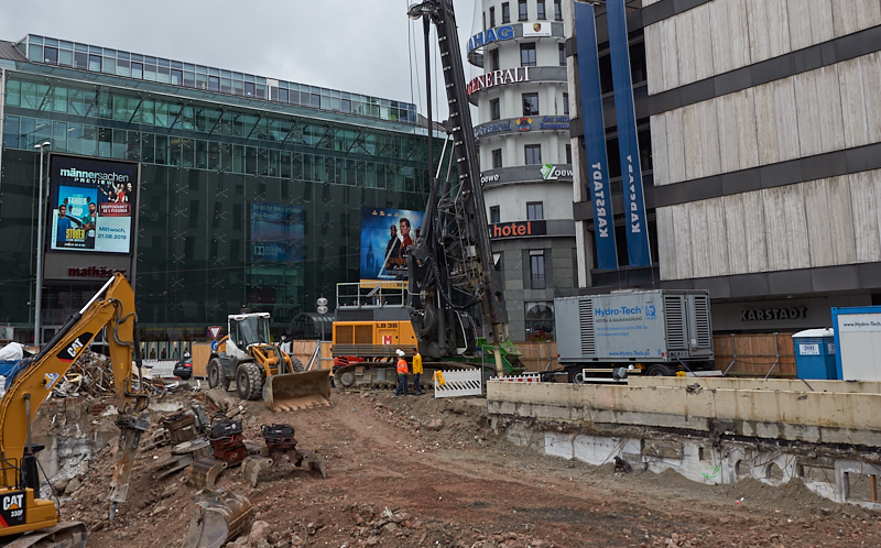 20.08.2019 - Die Baustelle Hotel Königshof. Die Bagger sind im Keller
