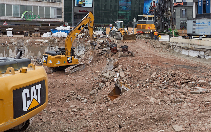 20.08.2019 - Die Baustelle Hotel Königshof. Die Bagger sind im Keller