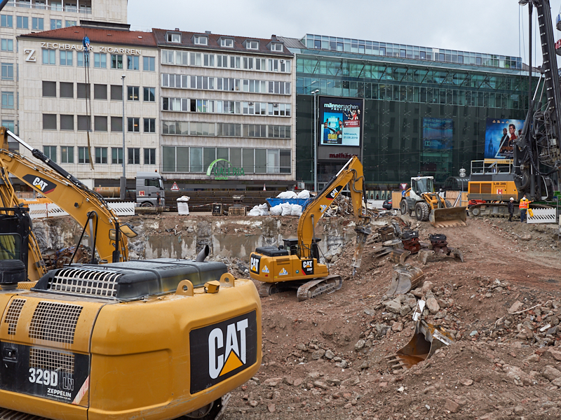 20.08.2019 - Die Baustelle Hotel Königshof. Die Bagger sind im Keller