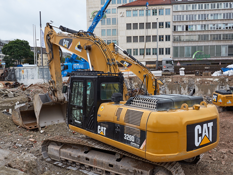 20.08.2019 - Die Baustelle Hotel Königshof. Die Bagger sind im Keller