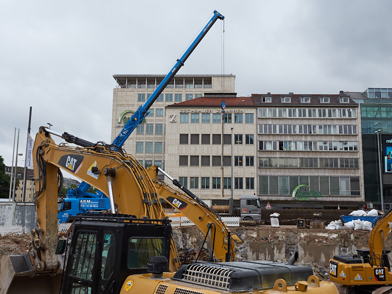 20.08.2019 - Die Baustelle Hotel Königshof. Die Bagger sind im Keller