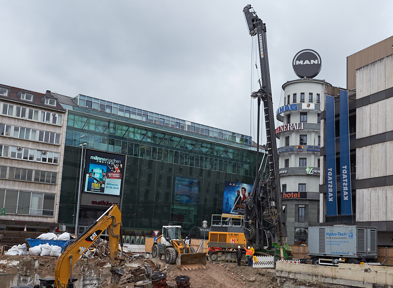 20.08.2019 - Die Baustelle Hotel Königshof. Die Bagger sind im Keller