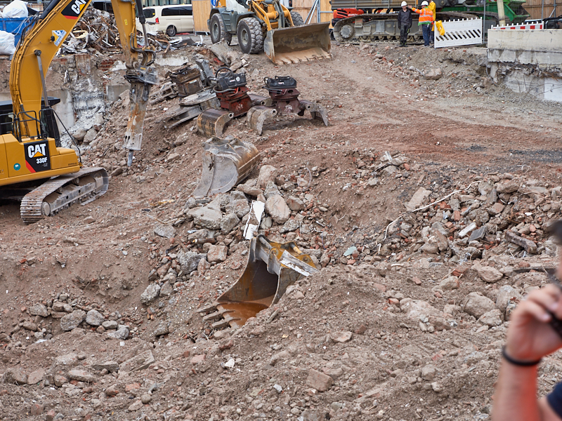 20.08.2019 - Die Baustelle Hotel Königshof. Die Bagger sind im Keller
