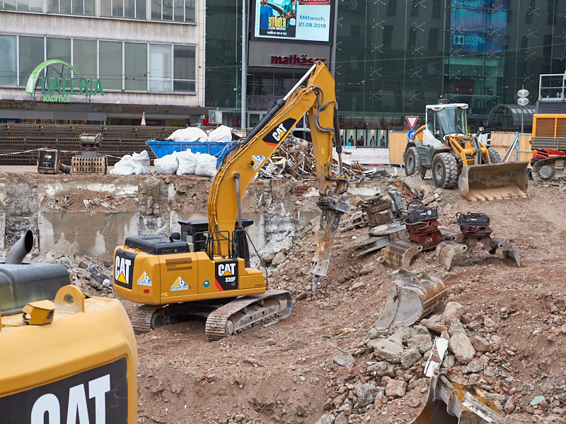 20.08.2019 - Die Baustelle Hotel Königshof. Die Bagger sind im Keller