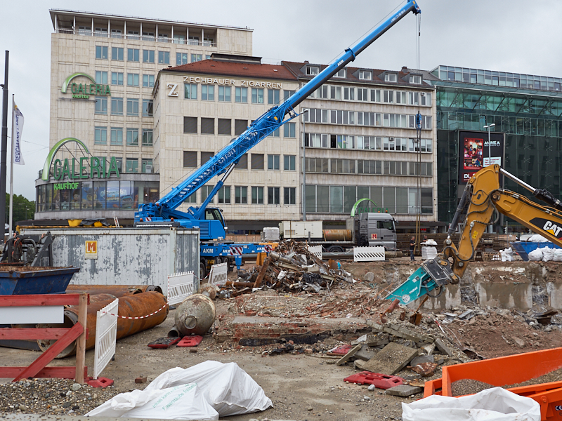 20.08.2019 - Die Baustelle Hotel Königshof. Die Bagger sind im Keller
