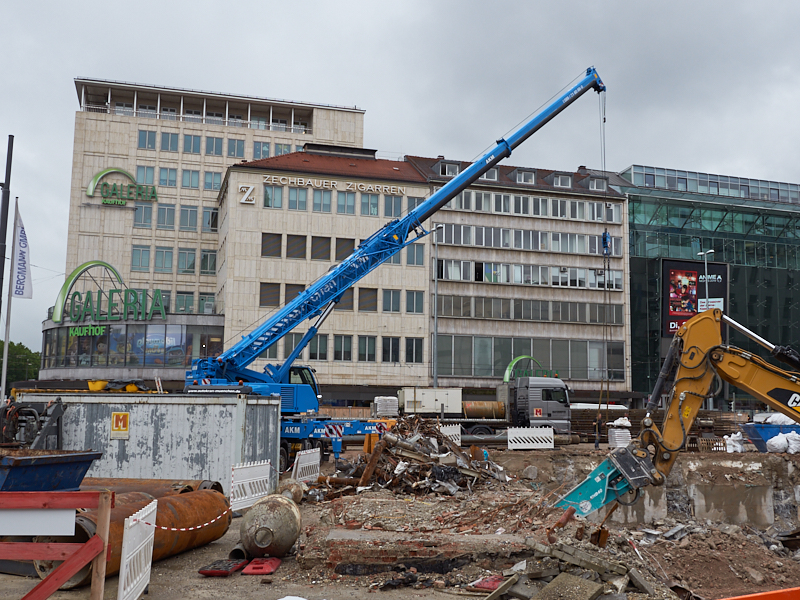 20.08.2019 - Die Baustelle Hotel Königshof. Die Bagger sind im Keller