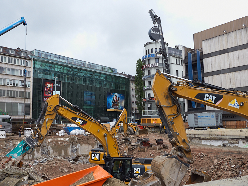 20.08.2019 - Die Baustelle Hotel Königshof. Die Bagger sind im Keller