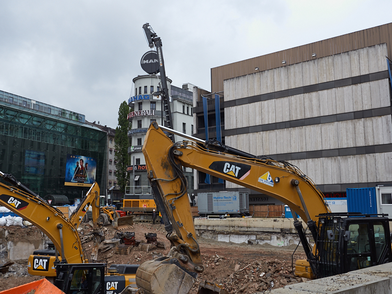 20.08.2019 - Die Baustelle Hotel Königshof. Die Bagger sind im Keller