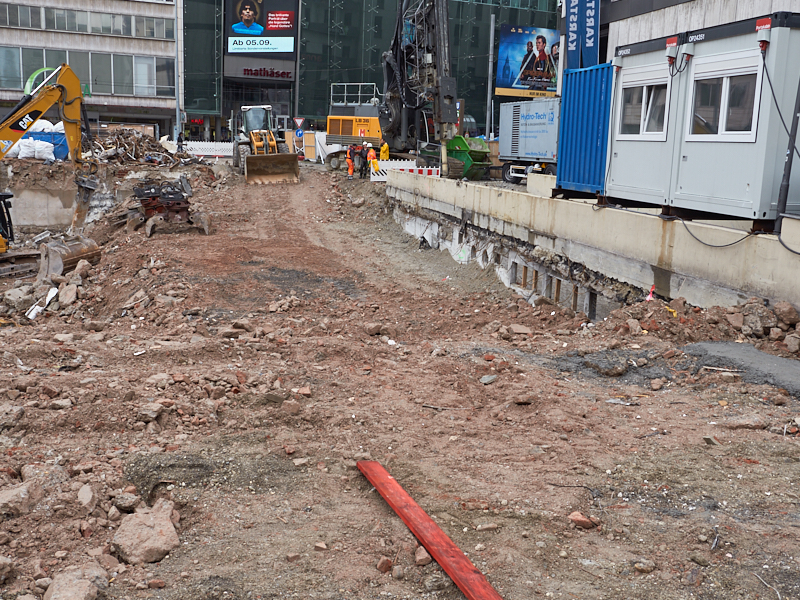 20.08.2019 - Die Baustelle Hotel Königshof. Die Bagger sind im Keller