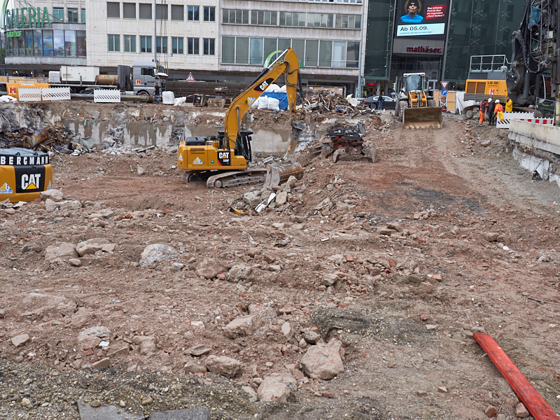 20.08.2019 - Die Baustelle Hotel Königshof. Die Bagger sind im Keller