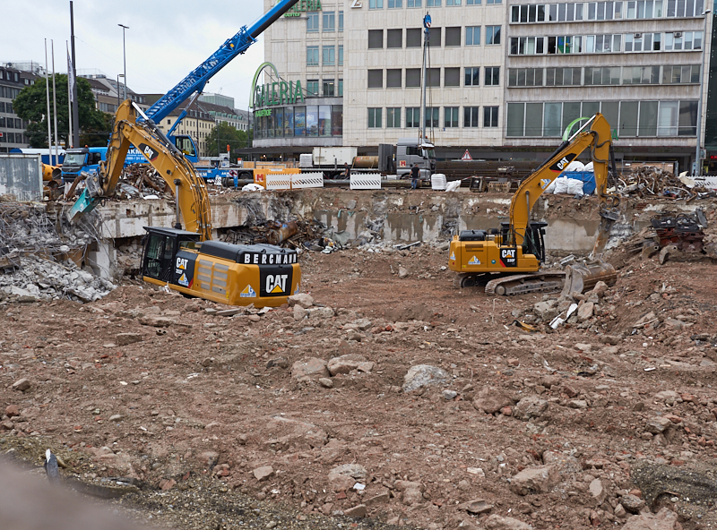 20.08.2019 - Die Baustelle Hotel Königshof. Die Bagger sind im Keller
